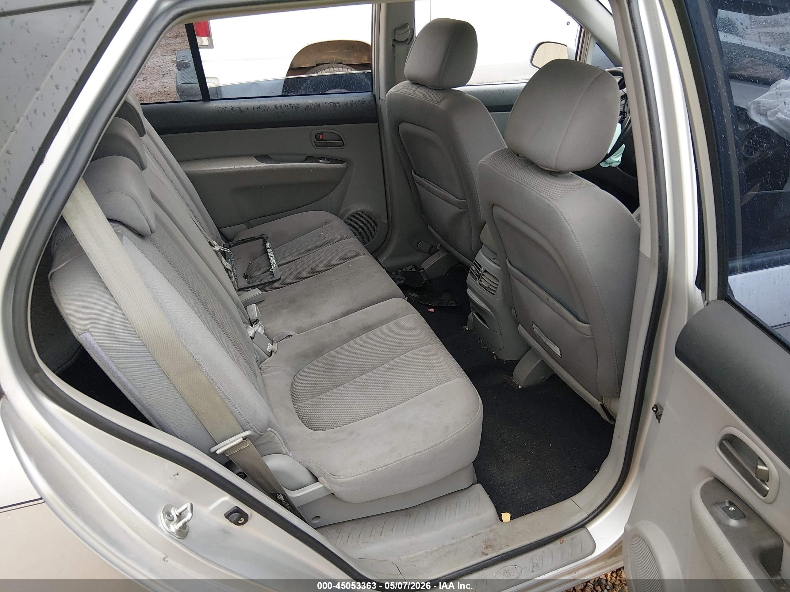 2007 Kia Rondo Ex V6 Silver vin: KNAFG526577120167