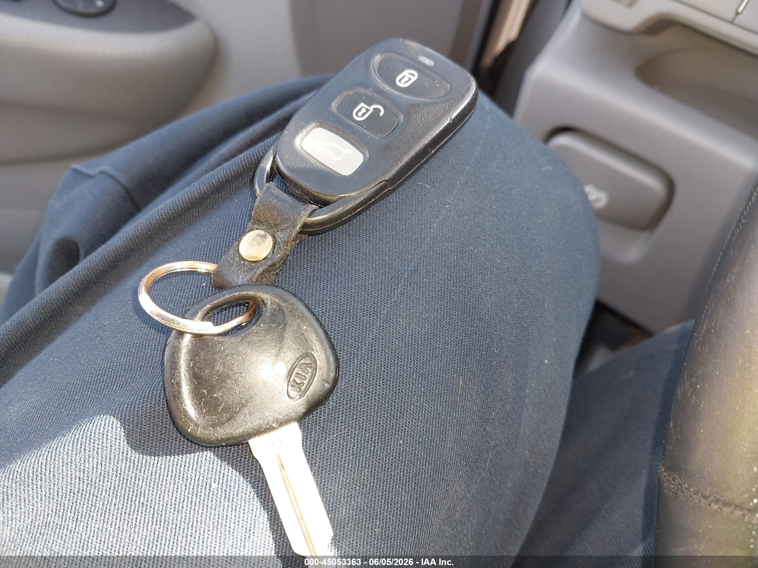 2007 Kia Rondo Ex V6 Silver vin: KNAFG526577120167