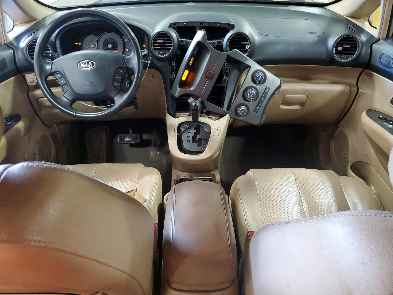 2007 Kia Rondo Lx Tan vin: KNAFG526777106111