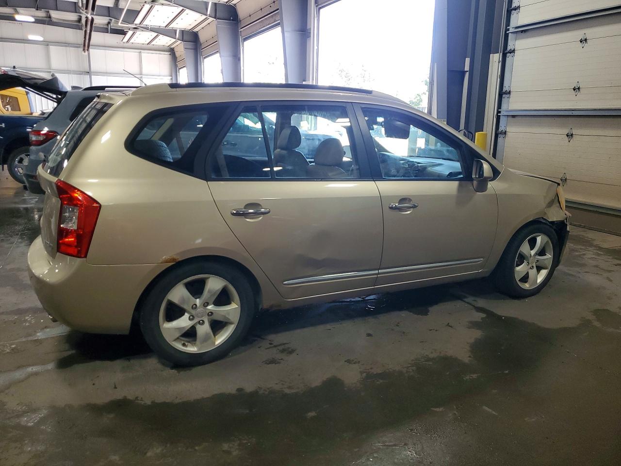 2007 Kia Rondo Lx Tan vin: KNAFG526777106111