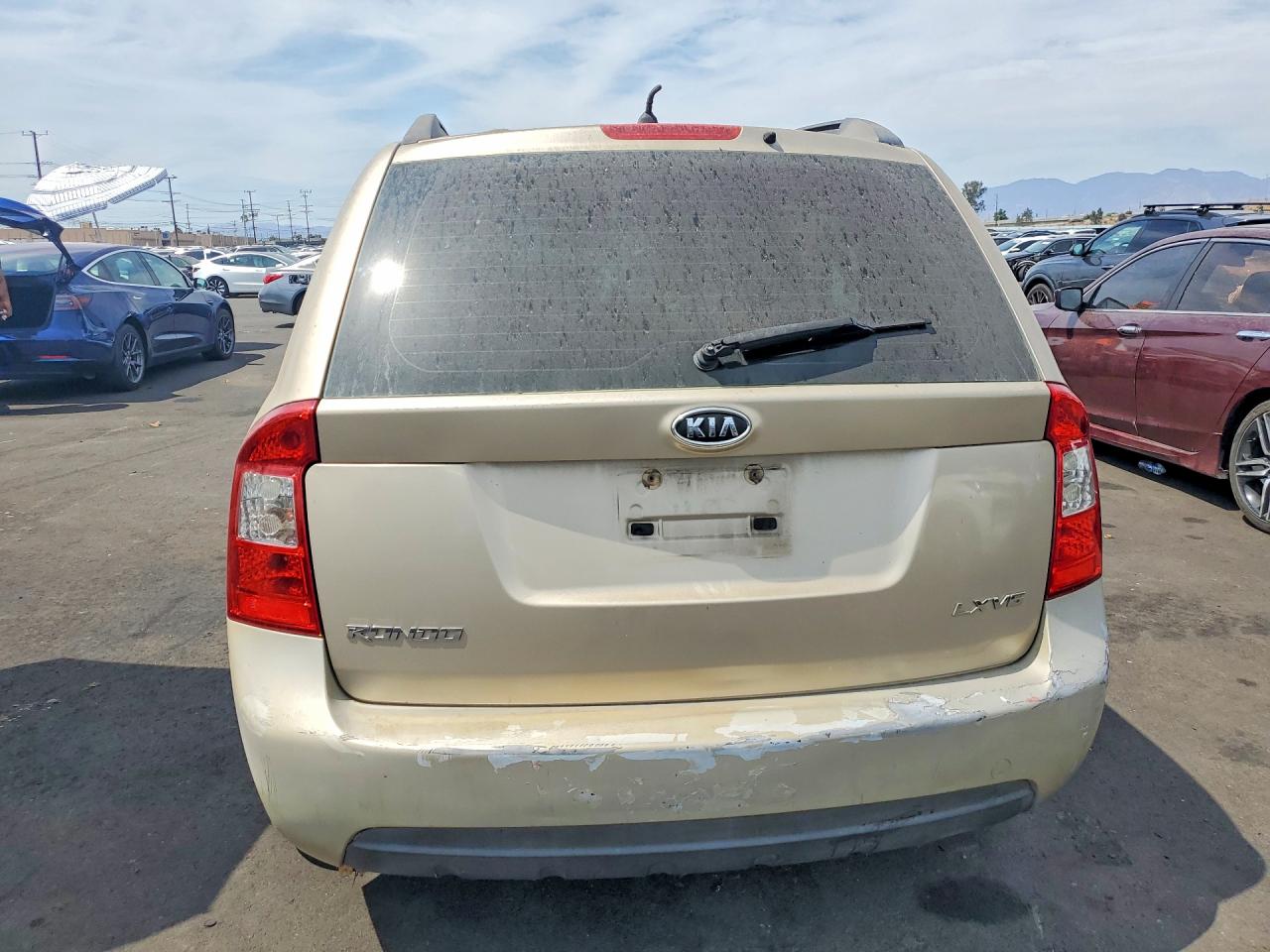 2008 Kia Rondo Lx Beige vin: KNAFG526787174152