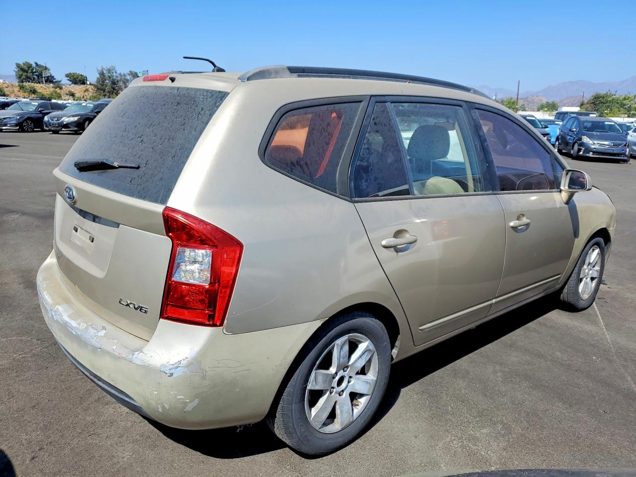 2008 Kia Rondo Lx Beige vin: KNAFG526787174152