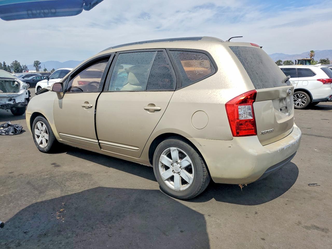 2008 Kia Rondo Lx Beige vin: KNAFG526787174152