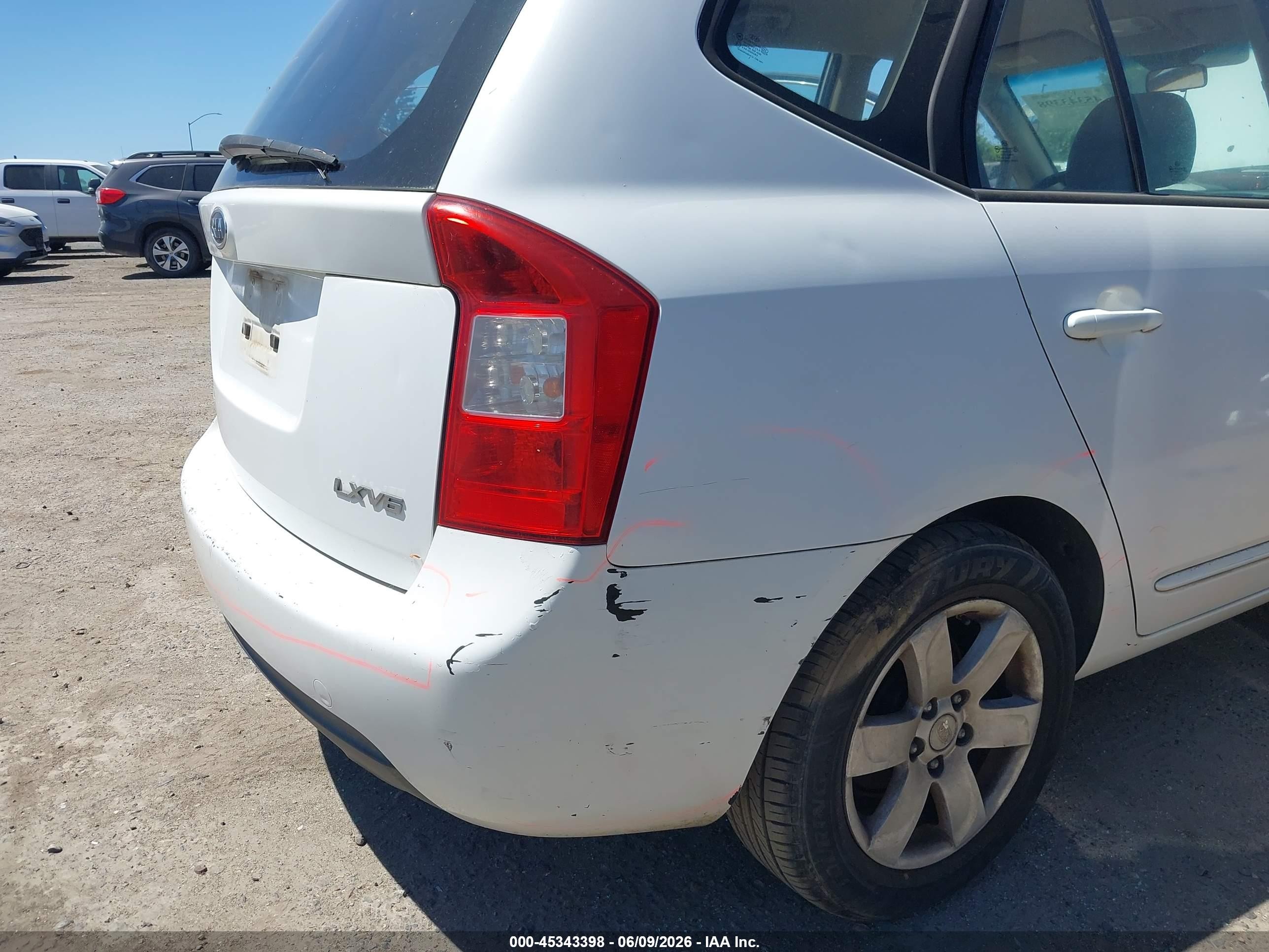2008 Kia Rondo Lx V6 White vin: KNAFG526887125848