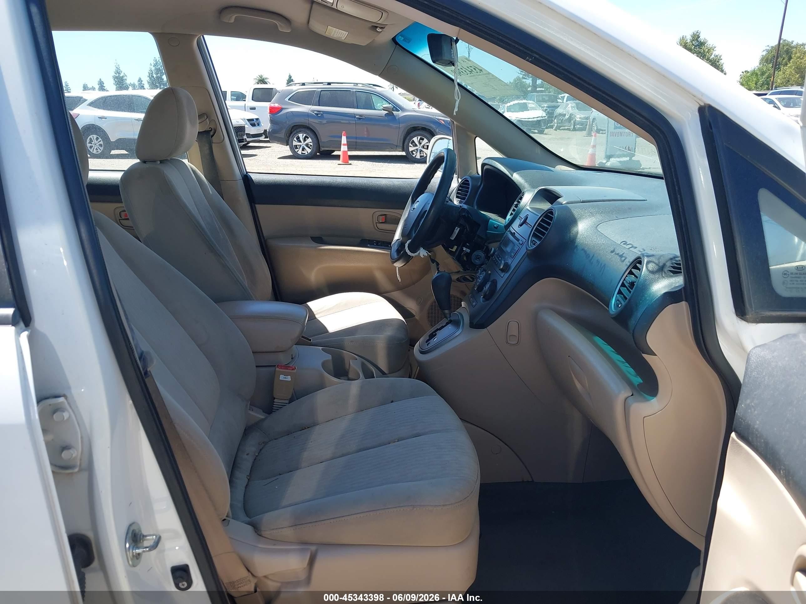 2008 Kia Rondo Lx V6 White vin: KNAFG526887125848