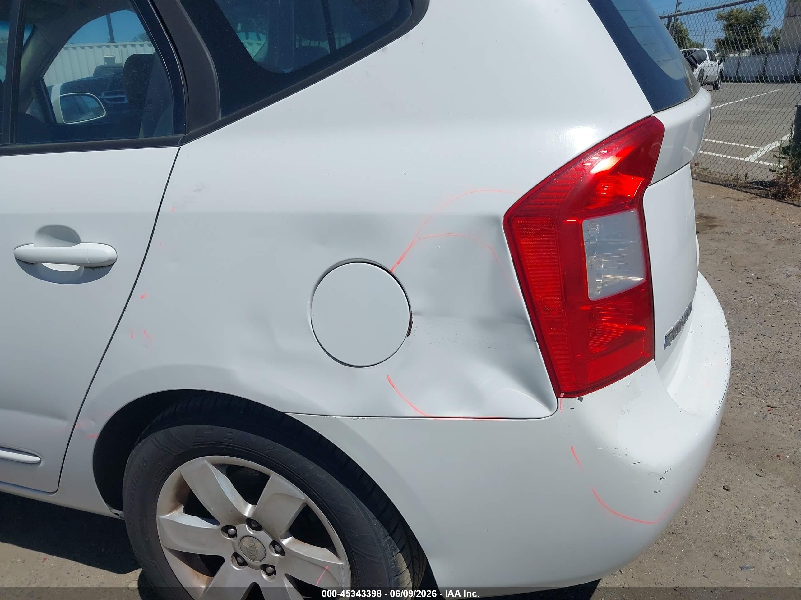 2008 Kia Rondo Lx V6 White vin: KNAFG526887125848