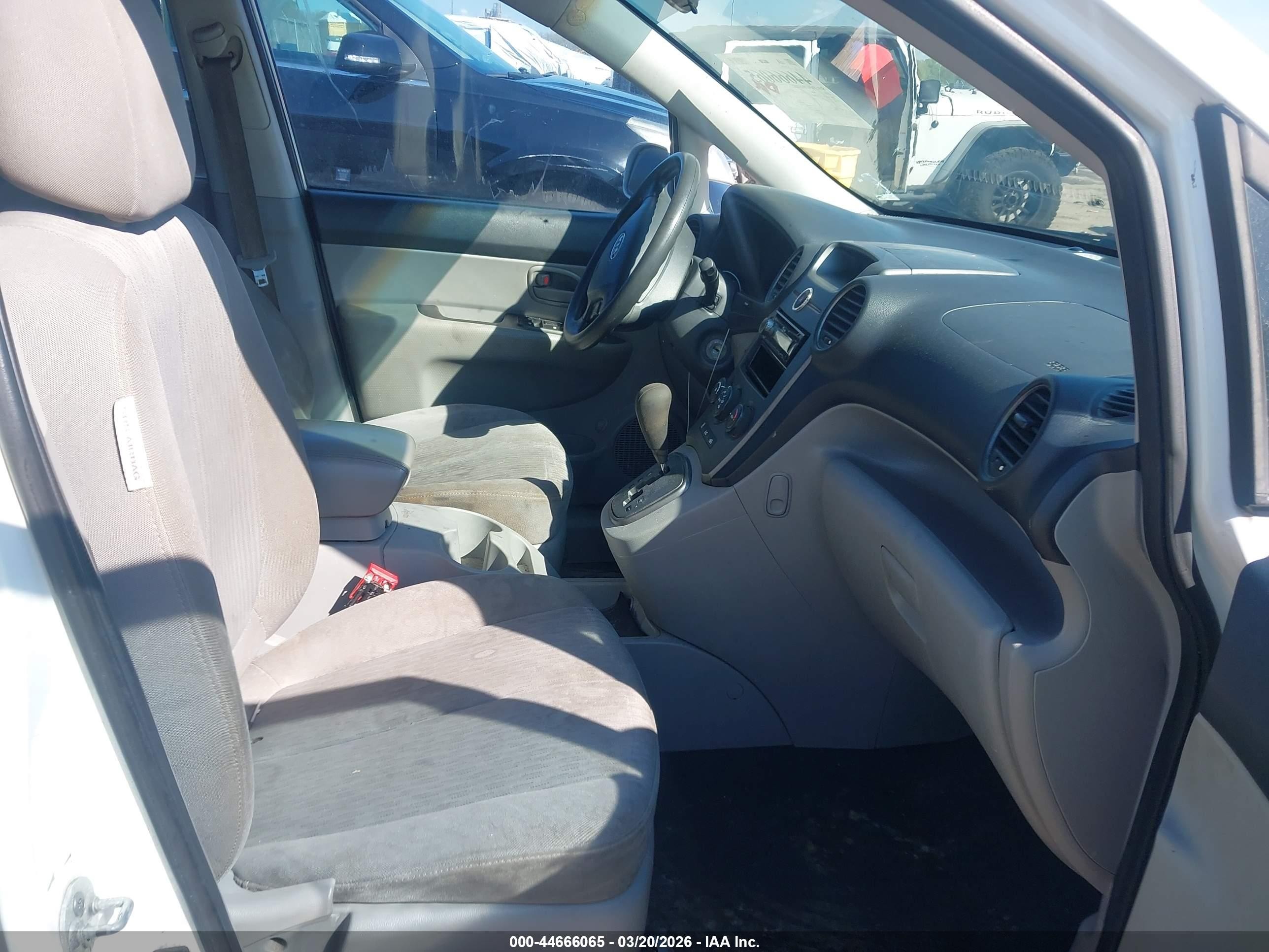 2008 Kia Rondo Lx V6 White vin: KNAFG526X87136592