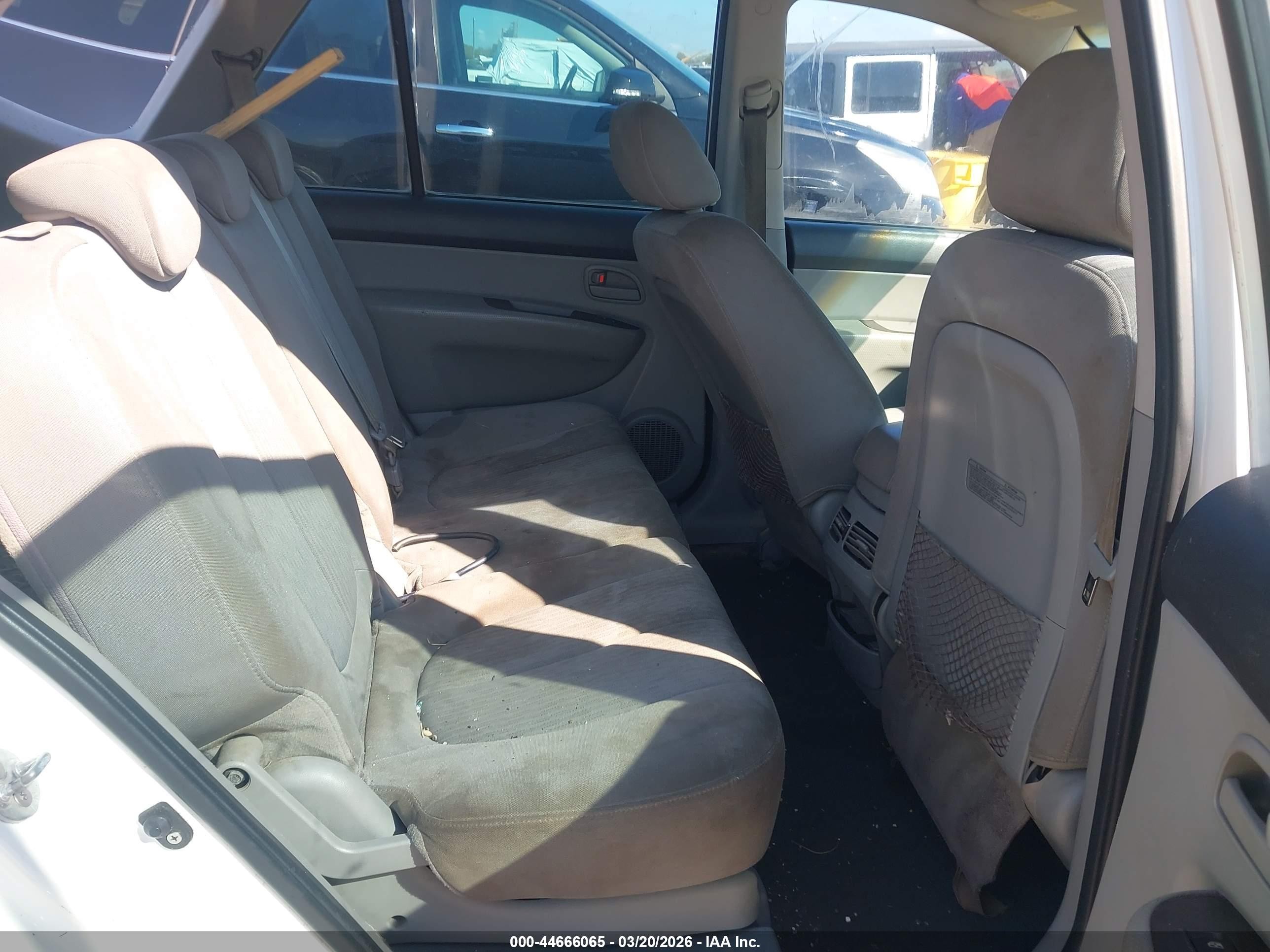 2008 Kia Rondo Lx V6 White vin: KNAFG526X87136592