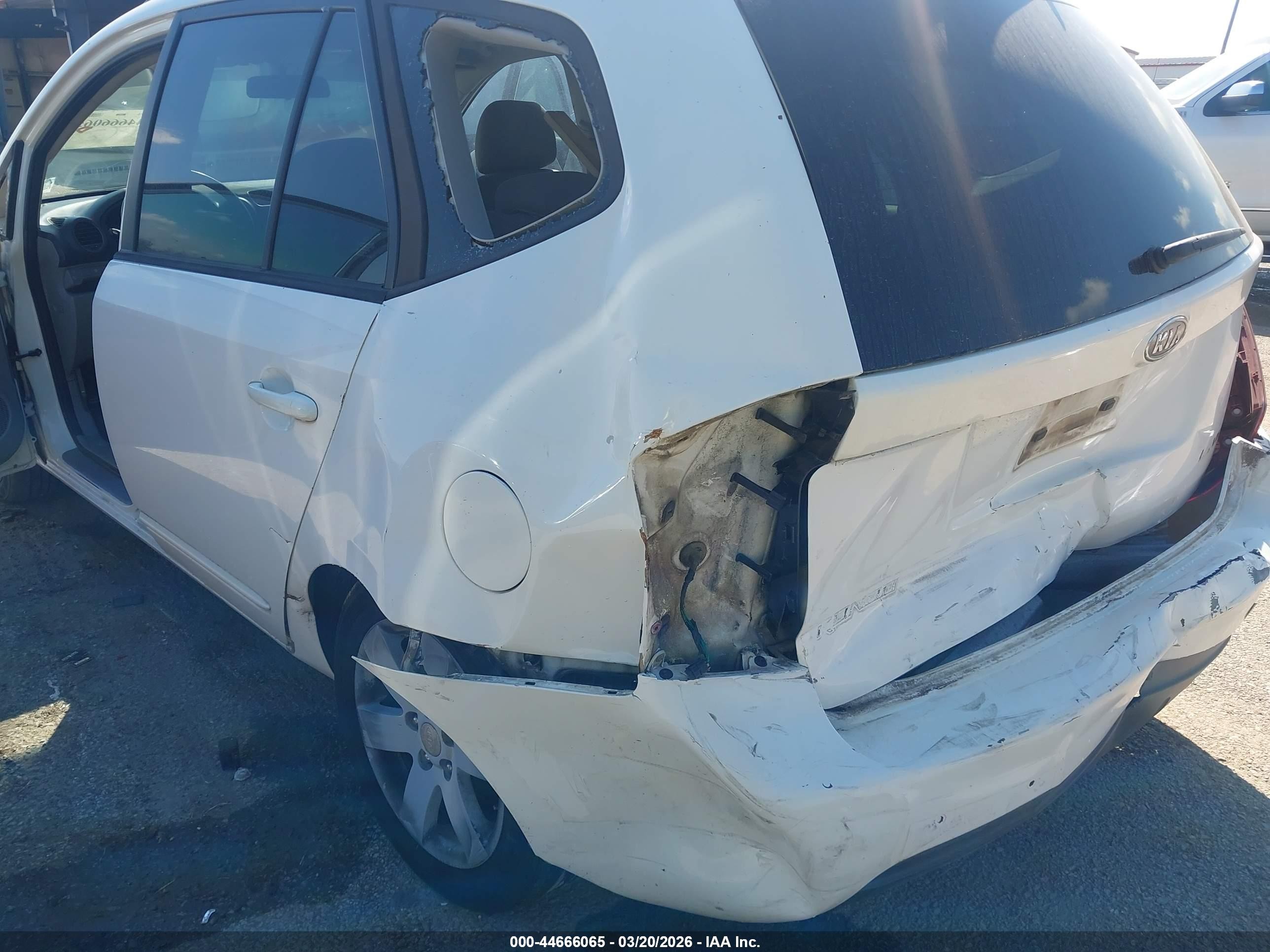 2008 Kia Rondo Lx V6 White vin: KNAFG526X87136592