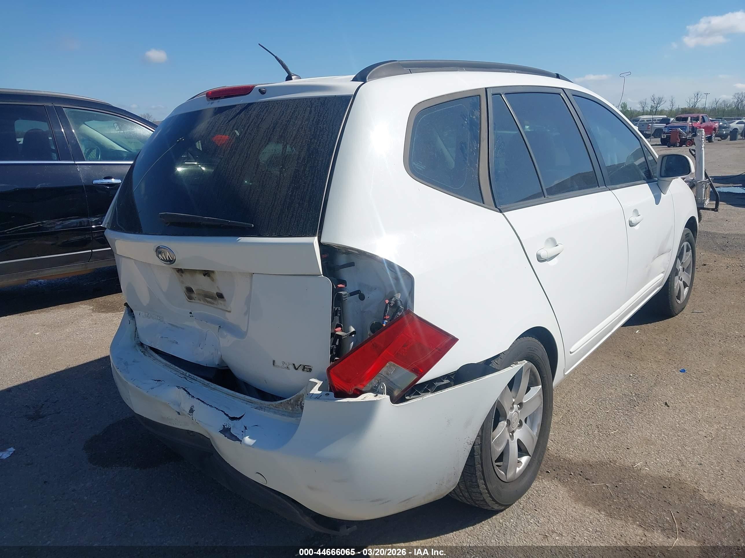 2008 Kia Rondo Lx V6 White vin: KNAFG526X87136592