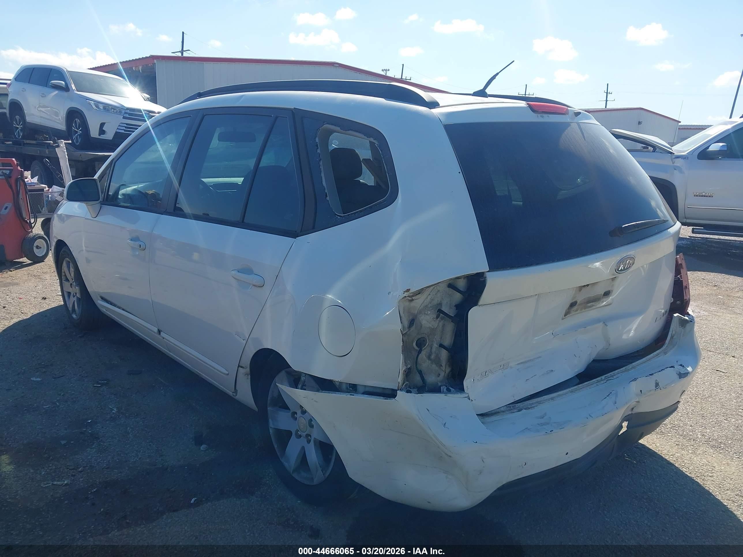 2008 Kia Rondo Lx V6 White vin: KNAFG526X87136592
