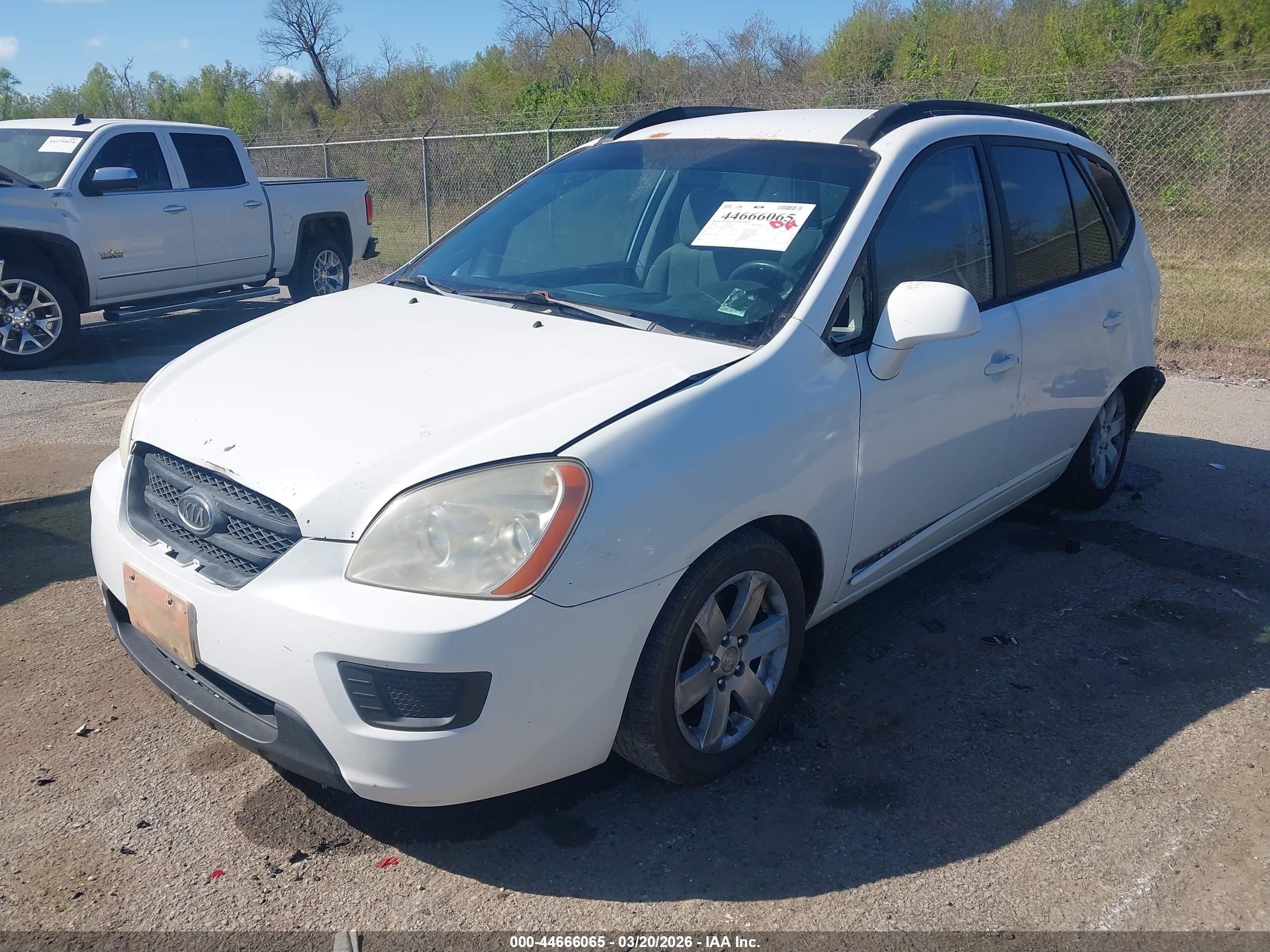 2008 Kia Rondo Lx V6 White vin: KNAFG526X87136592