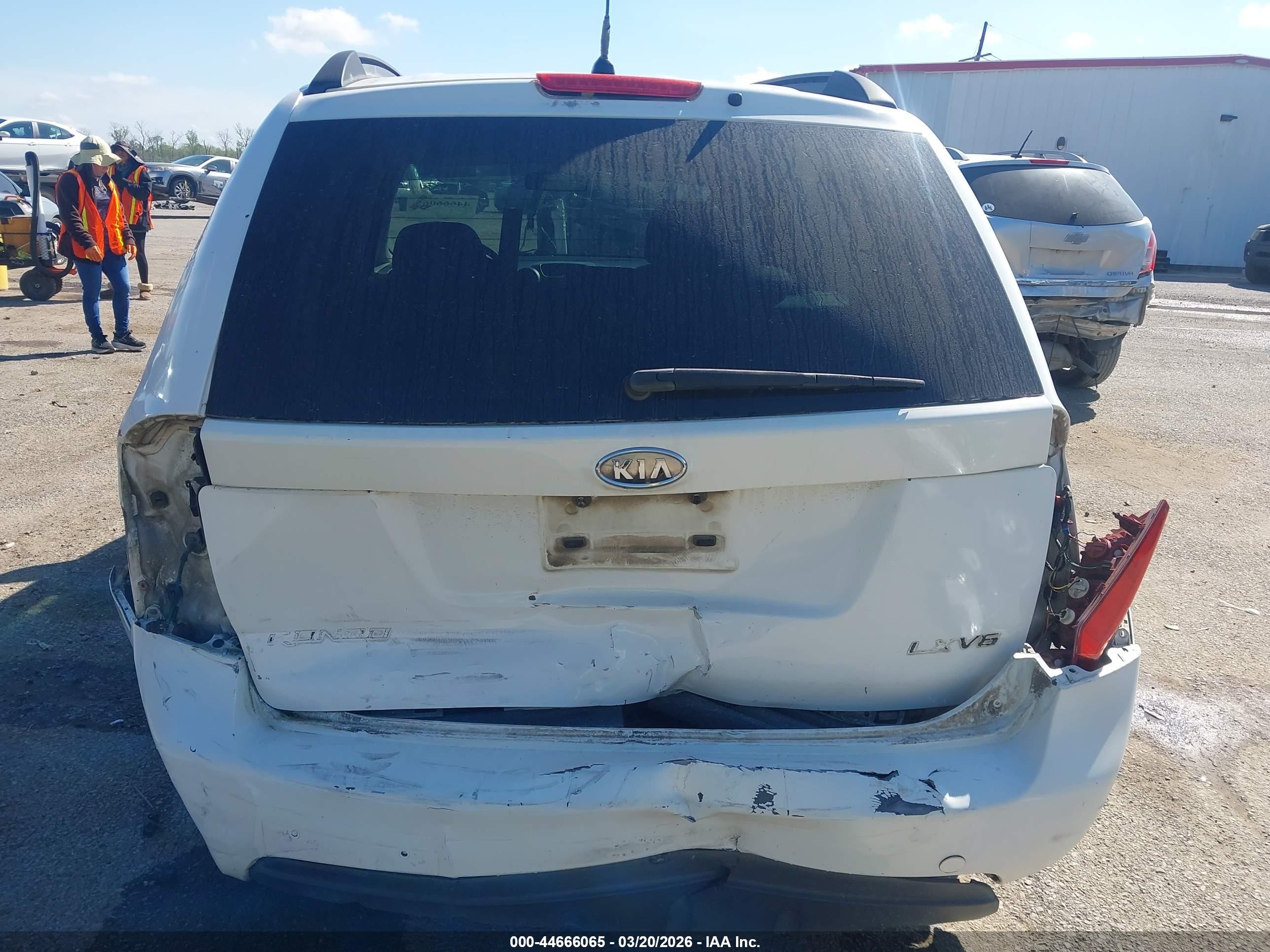 2008 Kia Rondo Lx V6 White vin: KNAFG526X87136592