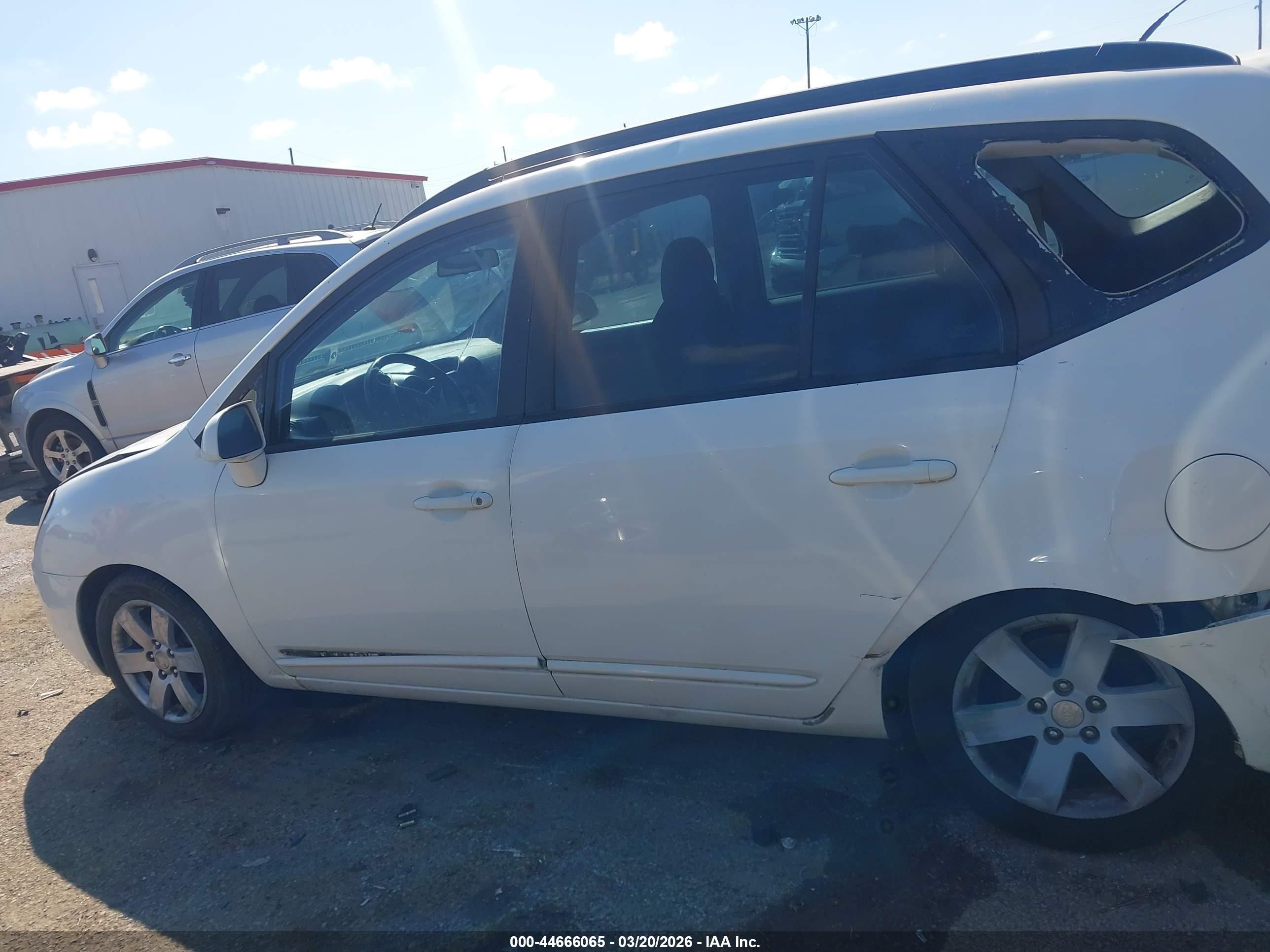 2008 Kia Rondo Lx V6 White vin: KNAFG526X87136592