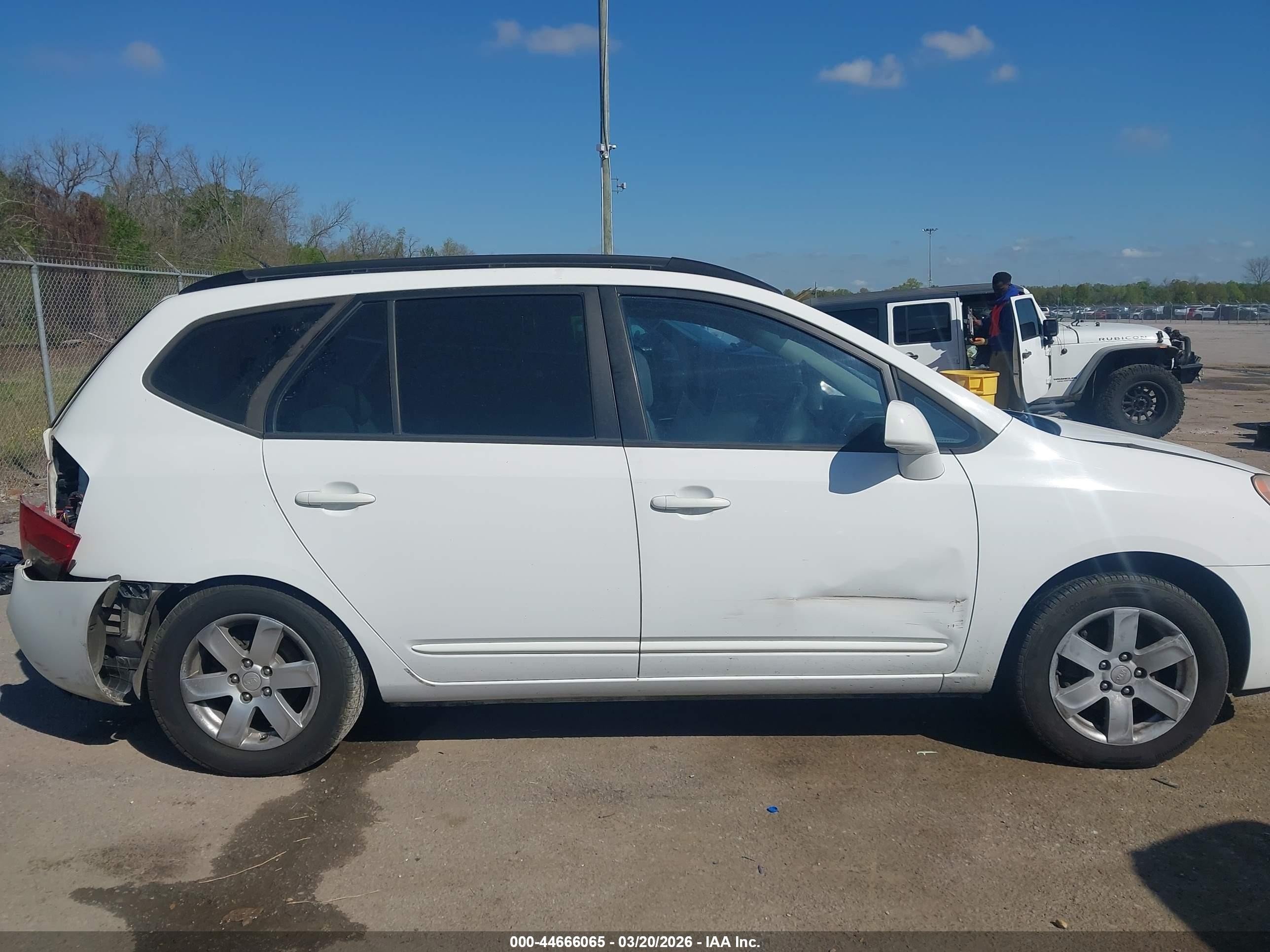 2008 Kia Rondo Lx V6 White vin: KNAFG526X87136592