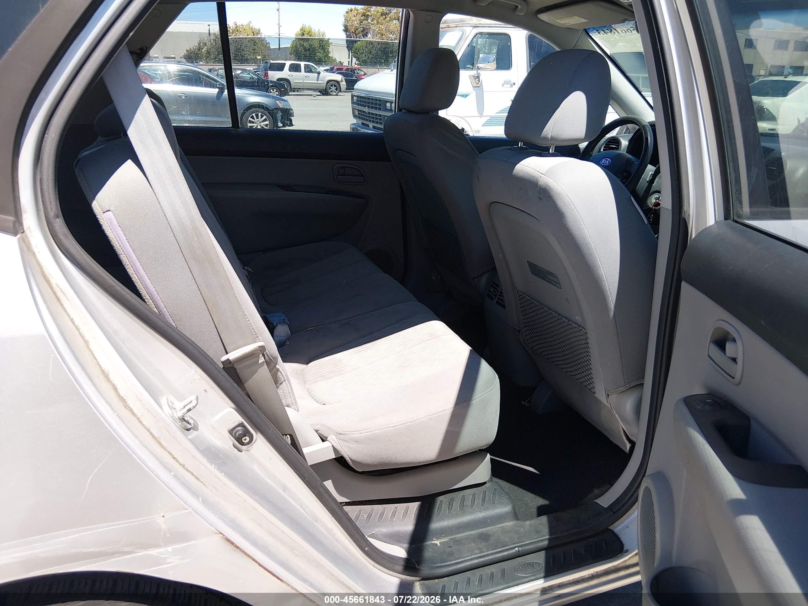2009 Kia Rondo Lx Silver vin: KNAFG528097266299