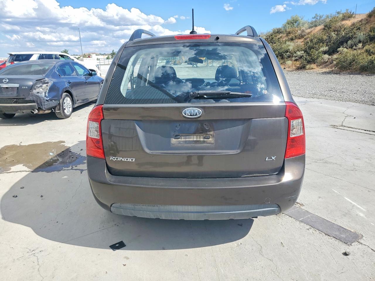 2009 Kia Rondo Base Brown vin: KNAFG528297241176