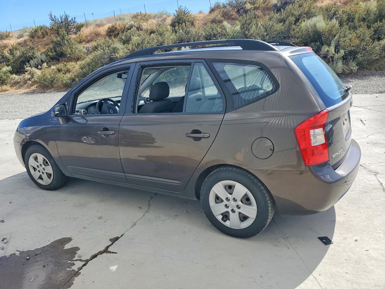 2009 Kia Rondo Base Brown vin: KNAFG528297241176