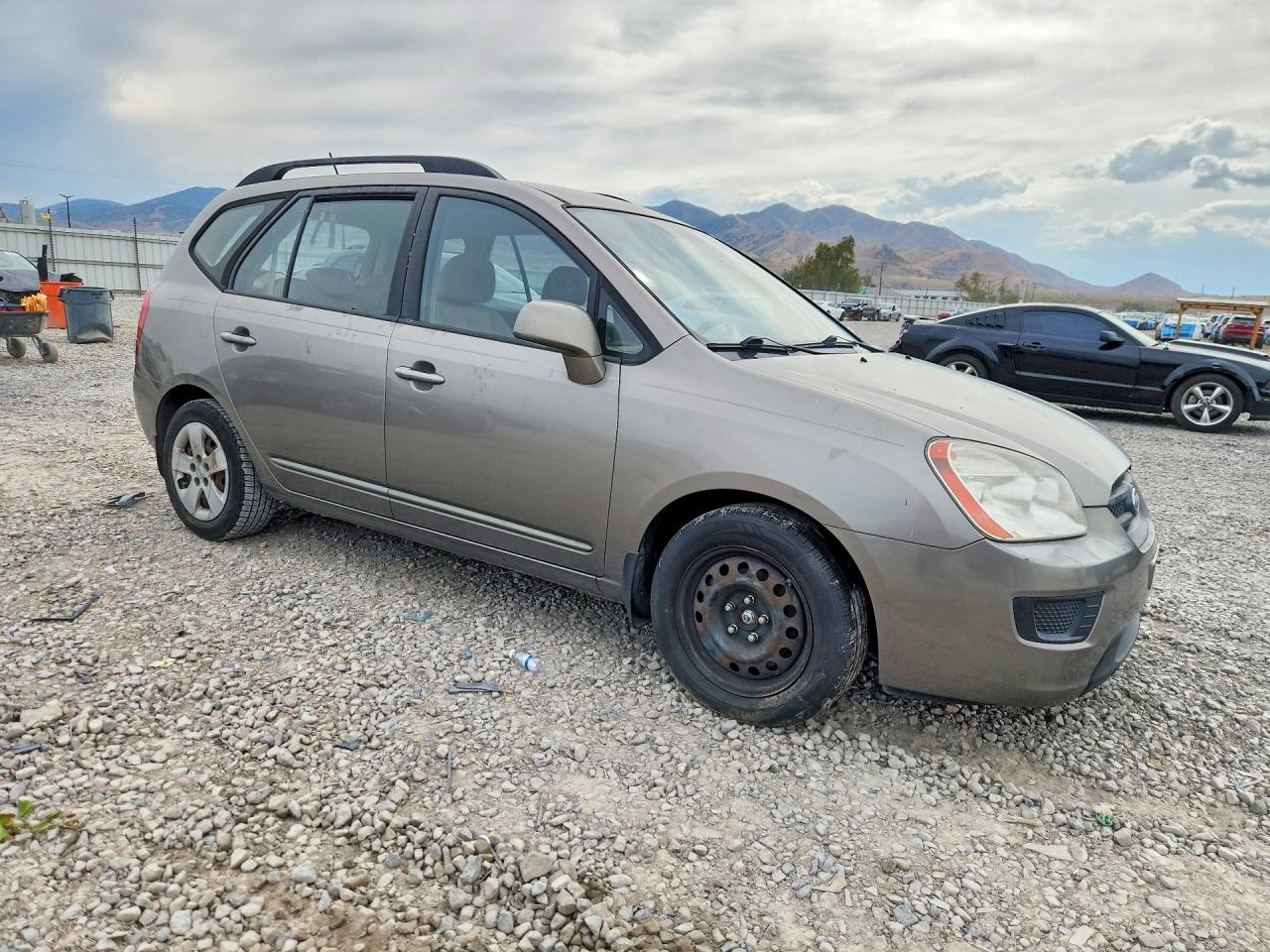 2009 Kia Rondo Base Золотой vin: KNAFG528297257796
