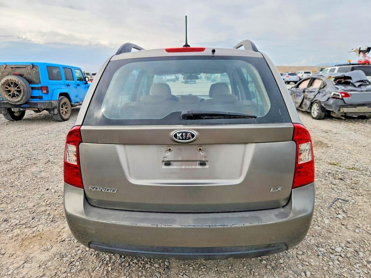 2009 Kia Rondo Base Золотой vin: KNAFG528297257796