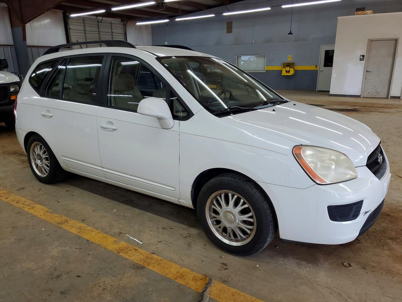 2009 Kia Rondo Base White vin: KNAFG528597221410