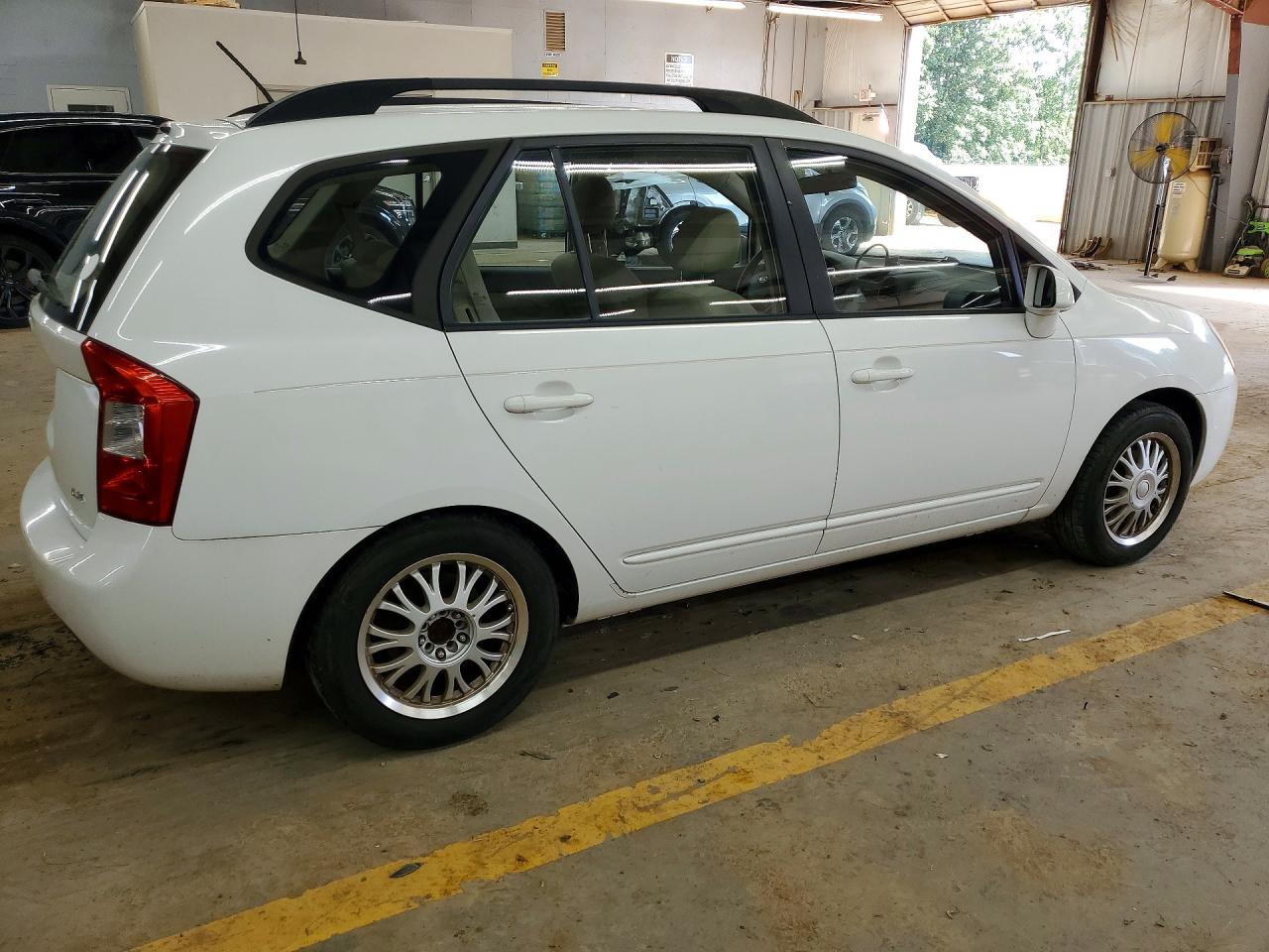 2009 Kia Rondo Base White vin: KNAFG528597221410
