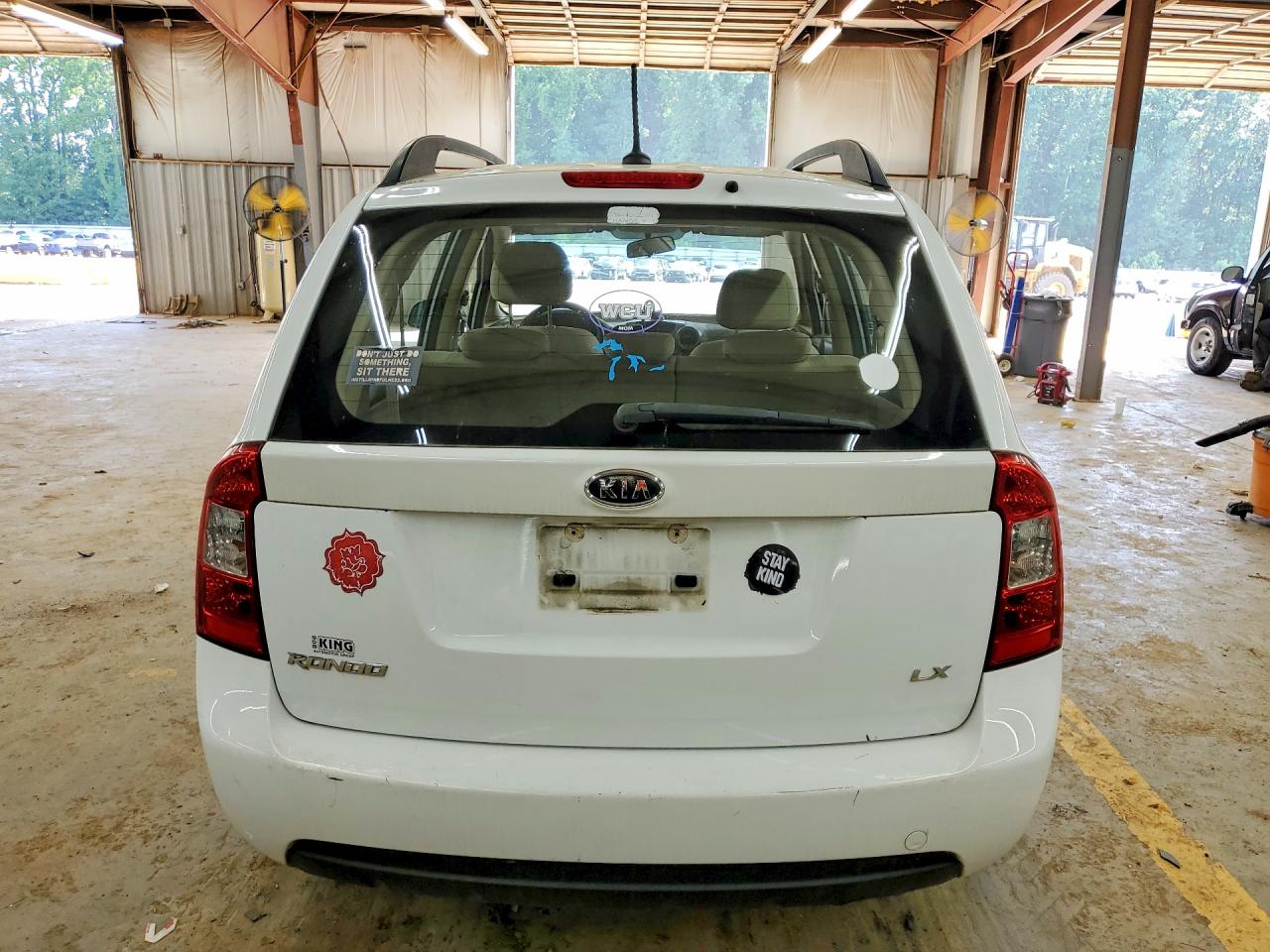 2009 Kia Rondo Base White vin: KNAFG528597221410