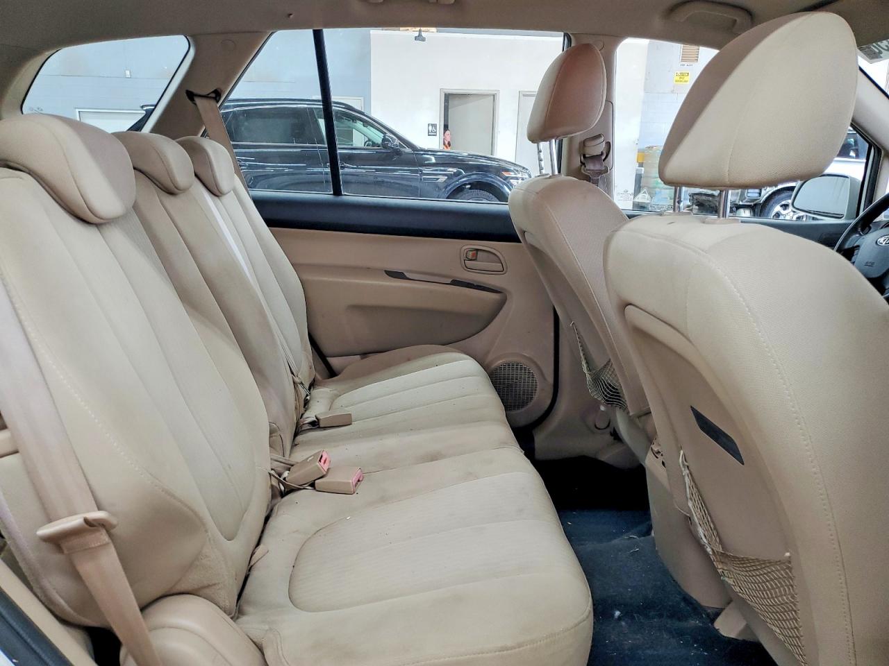 2009 Kia Rondo Base White vin: KNAFG528597221410