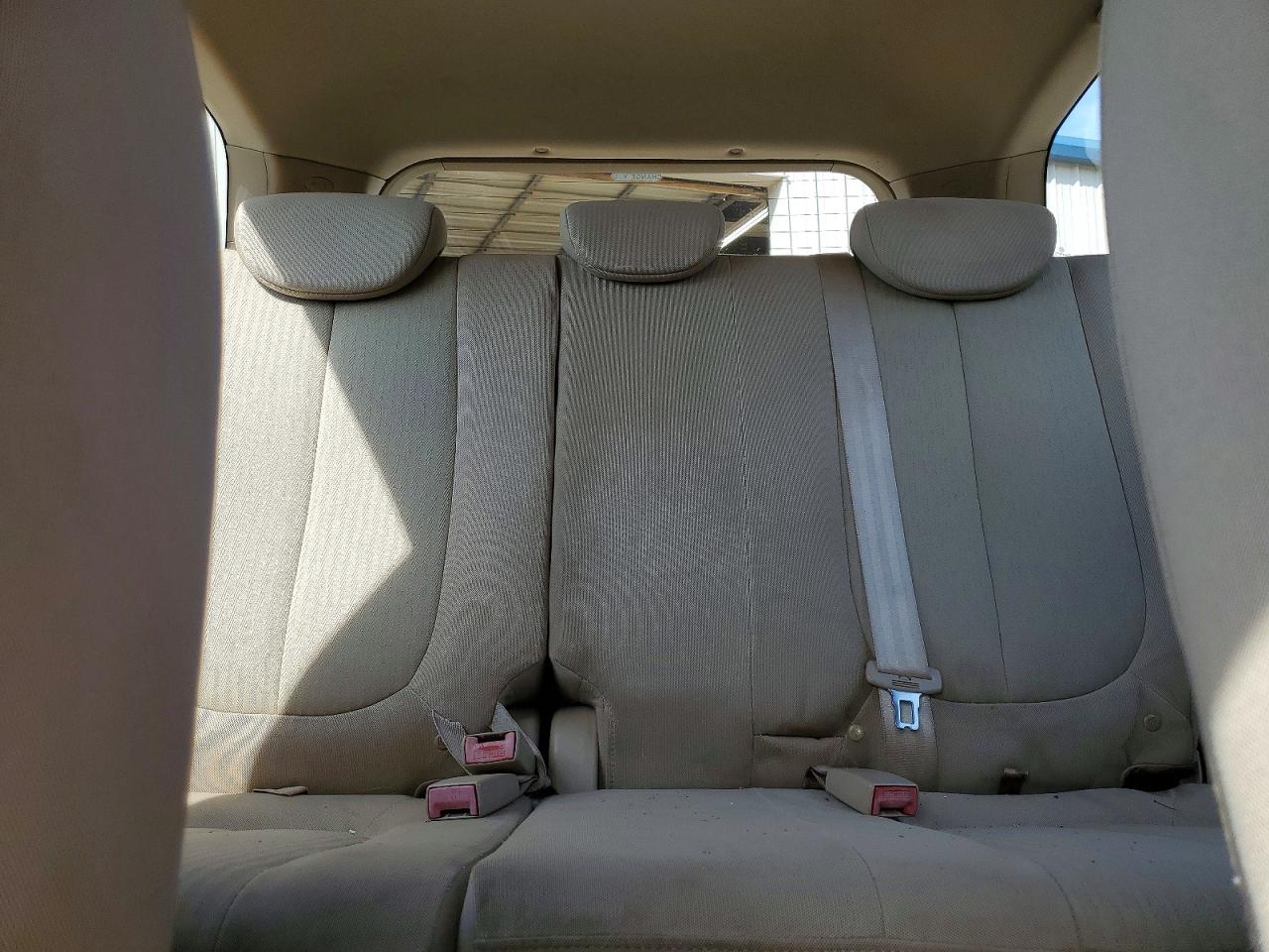 2009 Kia Rondo Base White vin: KNAFG528597221410