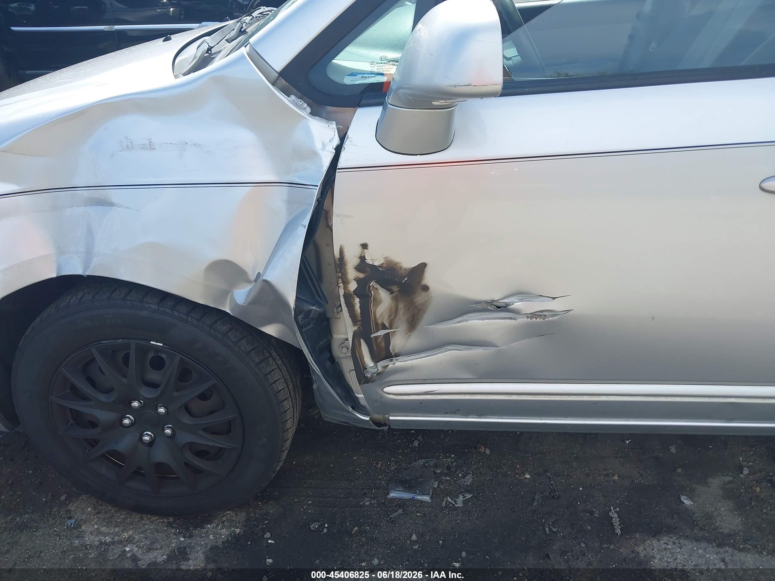 2009 Kia Rondo Lx Silver vin: KNAFG528597246405