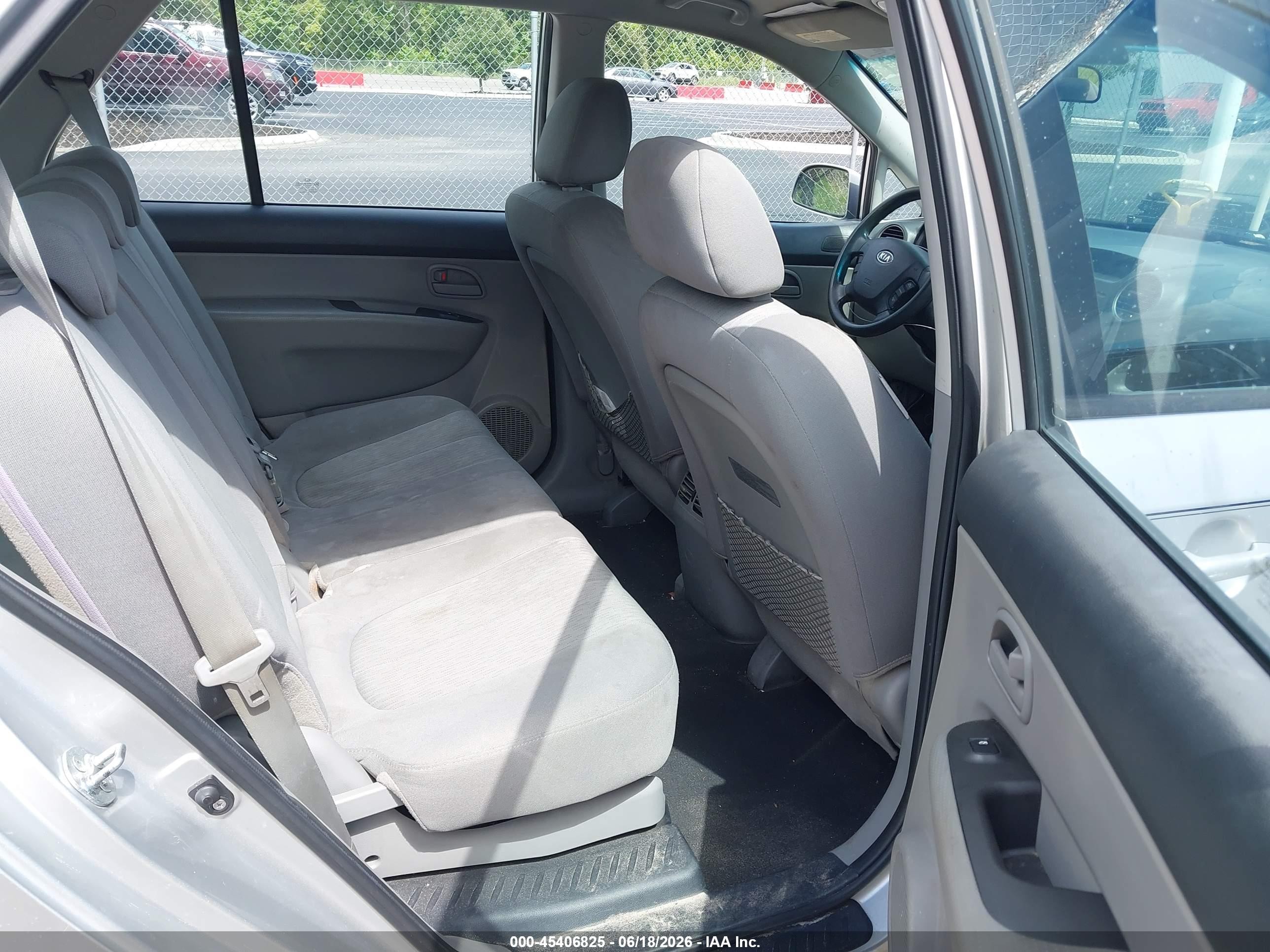 2009 Kia Rondo Lx Silver vin: KNAFG528597246405