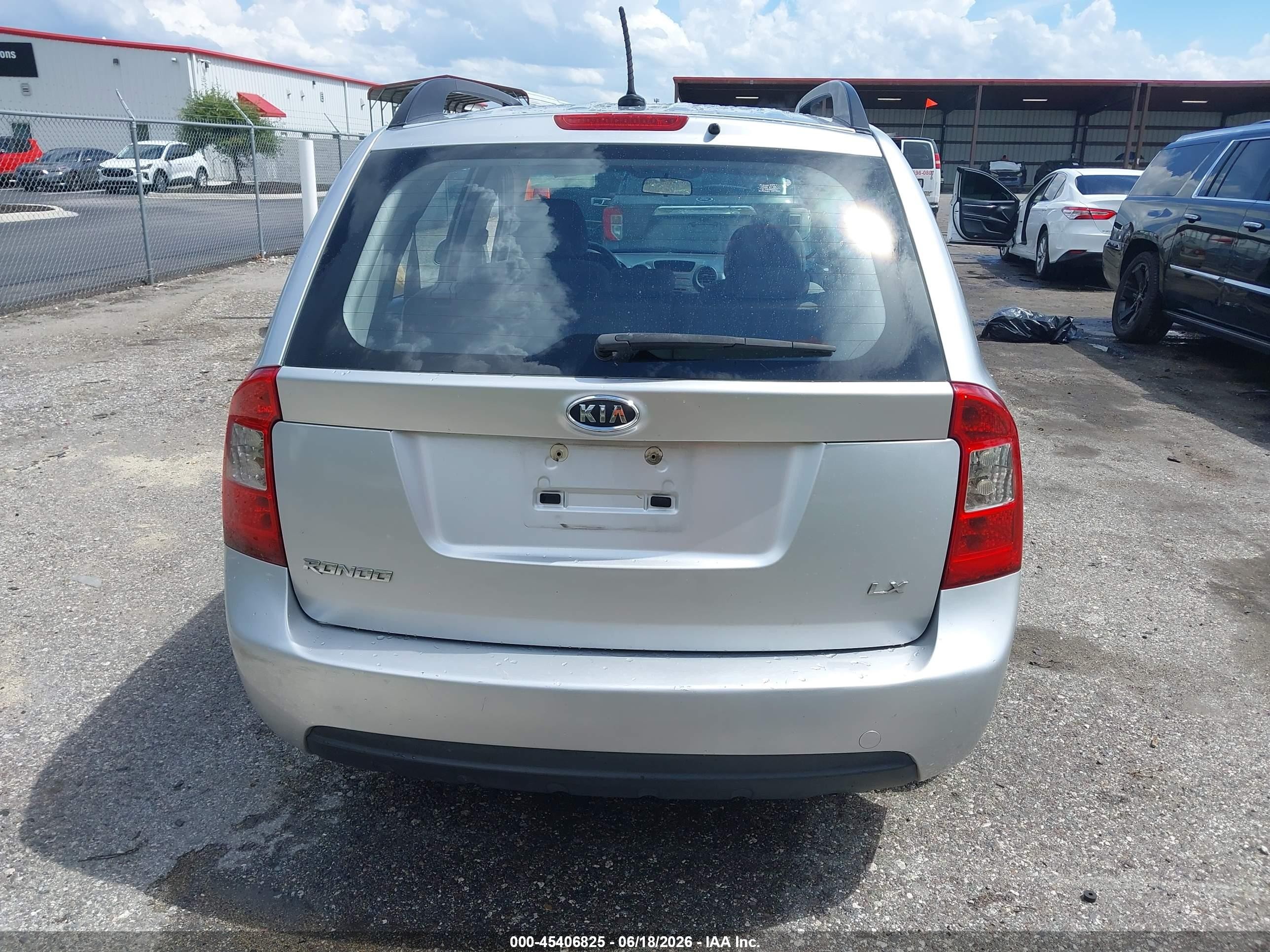 2009 Kia Rondo Lx Silver vin: KNAFG528597246405