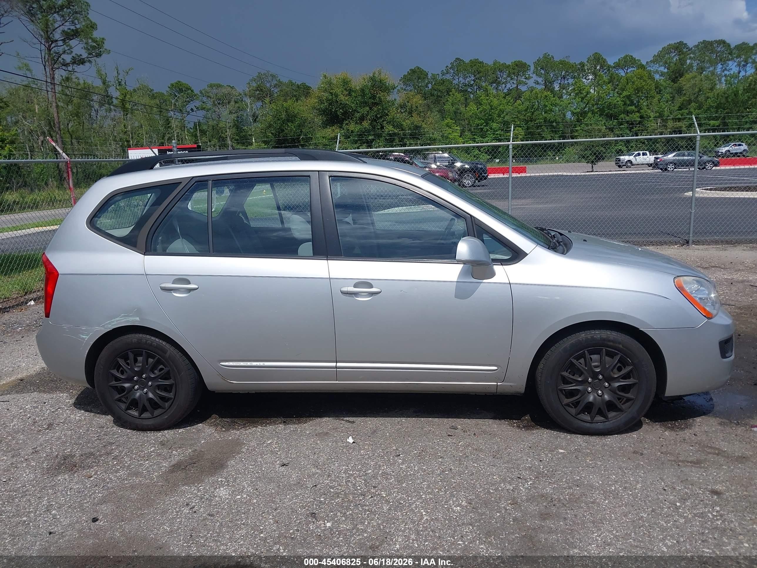 2009 Kia Rondo Lx Silver vin: KNAFG528597246405