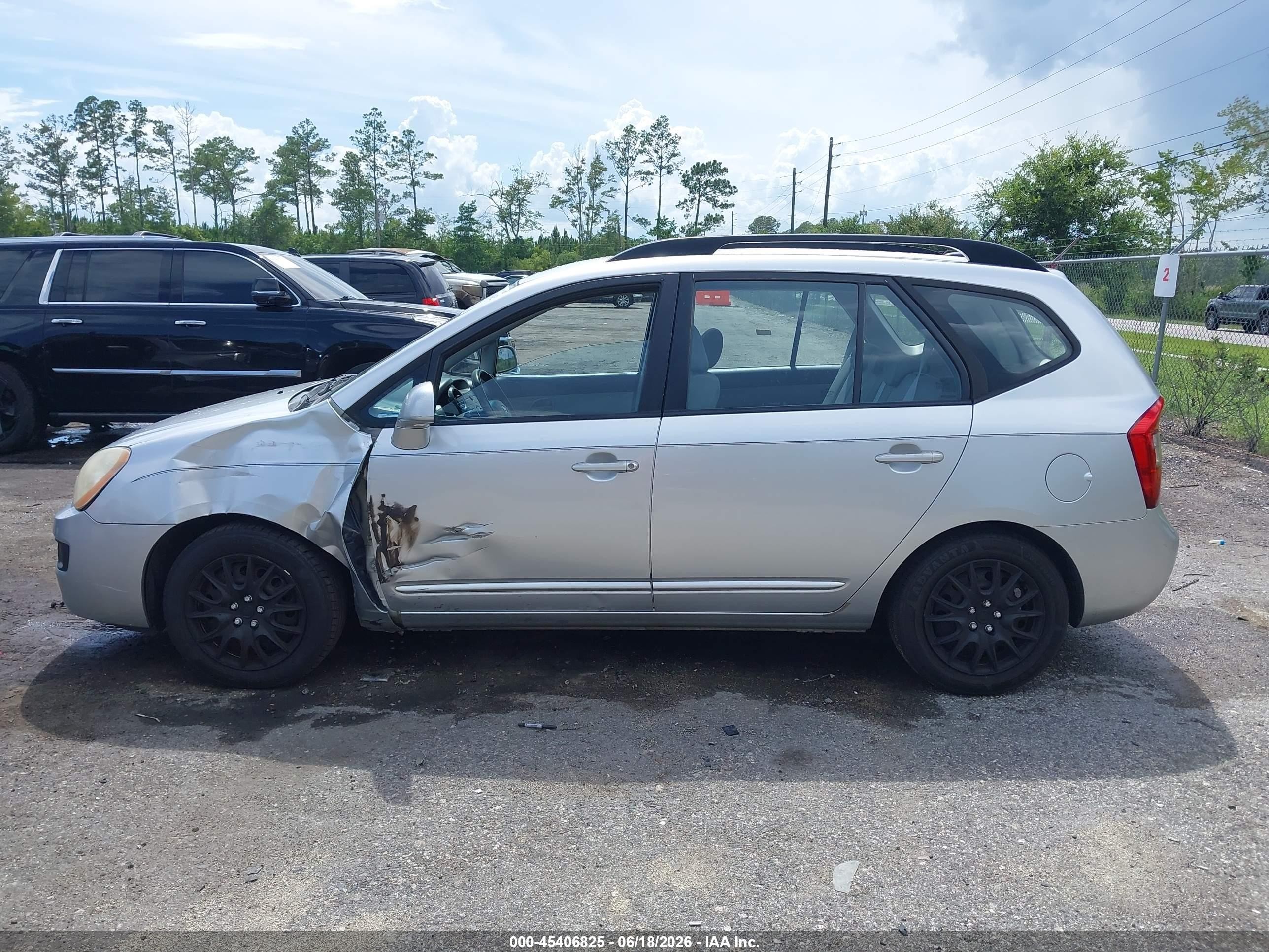 2009 Kia Rondo Lx Silver vin: KNAFG528597246405