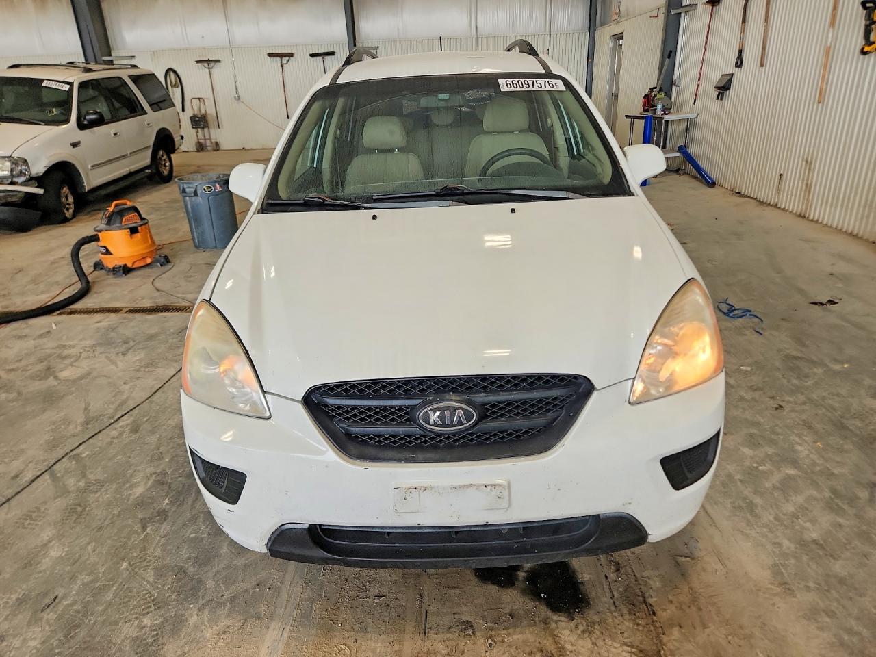 2009 Kia Rondo Base White vin: KNAFG528697256179