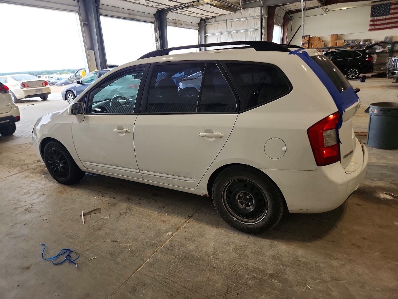 2009 Kia Rondo Base White vin: KNAFG528697256179