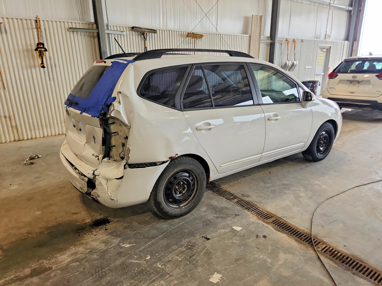 2009 Kia Rondo Base White vin: KNAFG528697256179