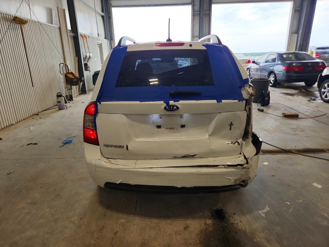 2009 Kia Rondo Base White vin: KNAFG528697256179