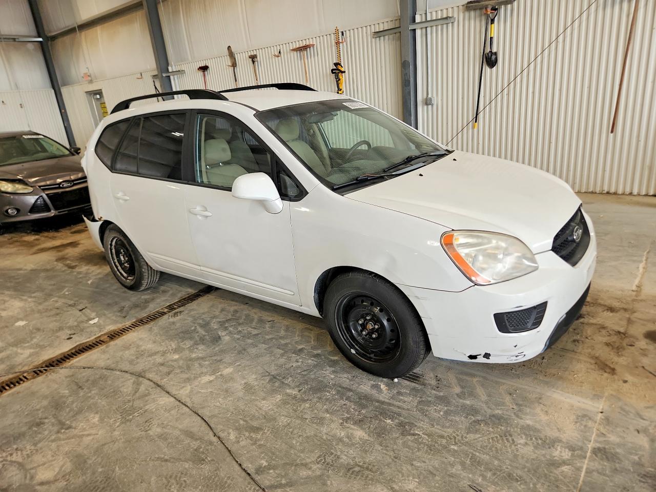 2009 Kia Rondo Base White vin: KNAFG528697256179