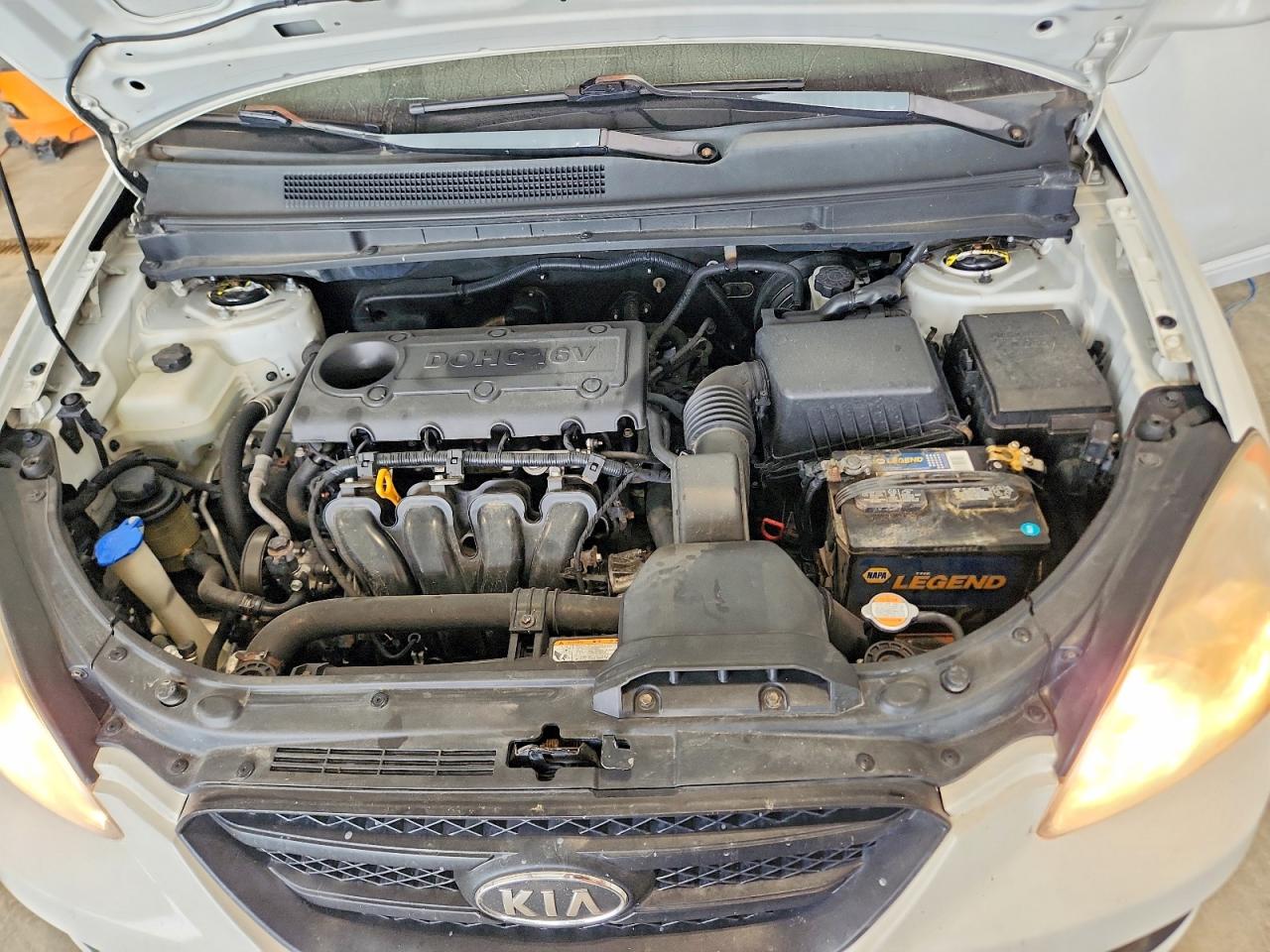 2009 Kia Rondo Base White vin: KNAFG528697256179