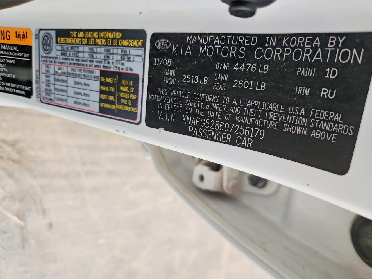 2009 Kia Rondo Base White vin: KNAFG528697256179