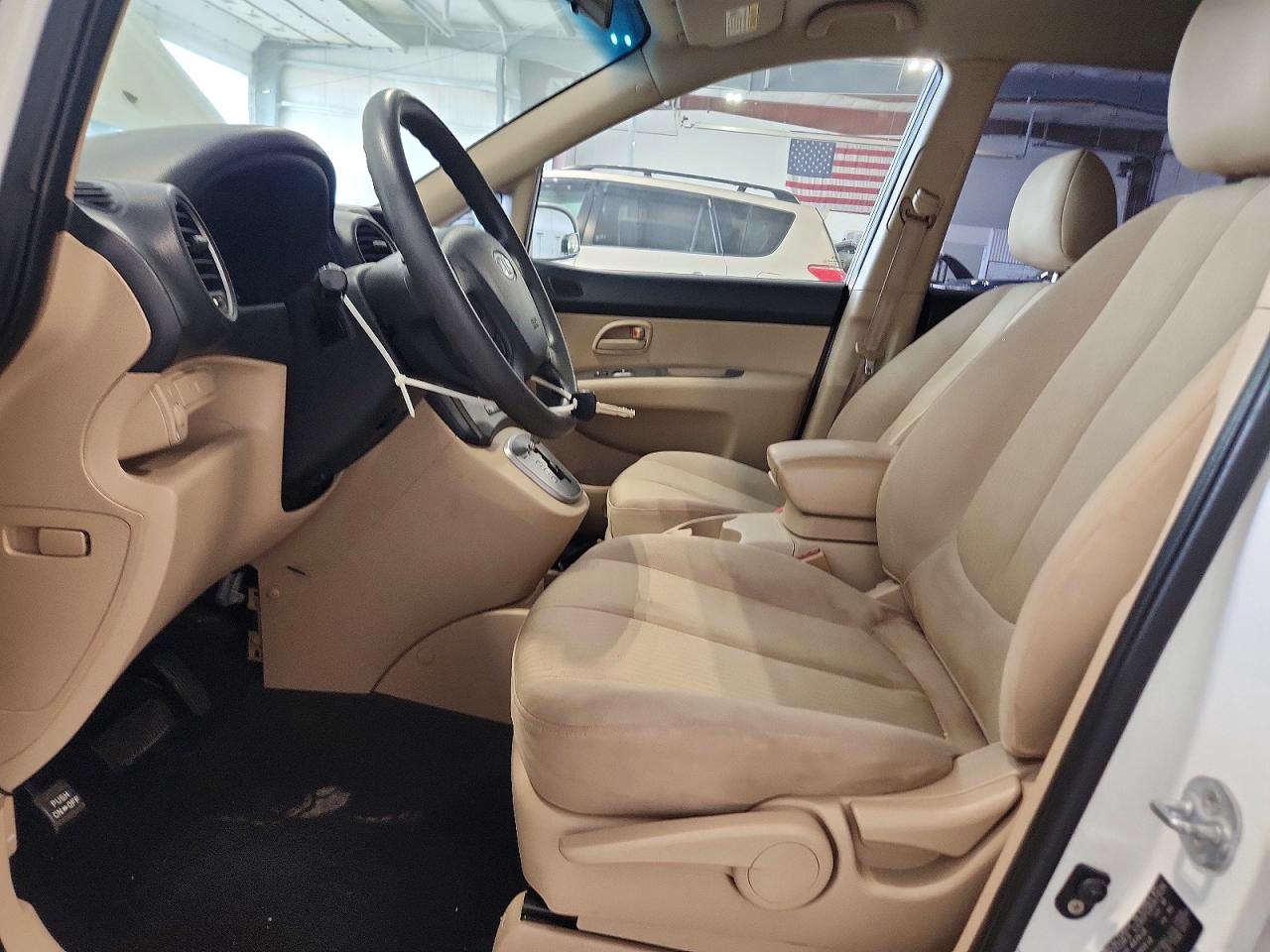 2009 Kia Rondo Base White vin: KNAFG528697256179