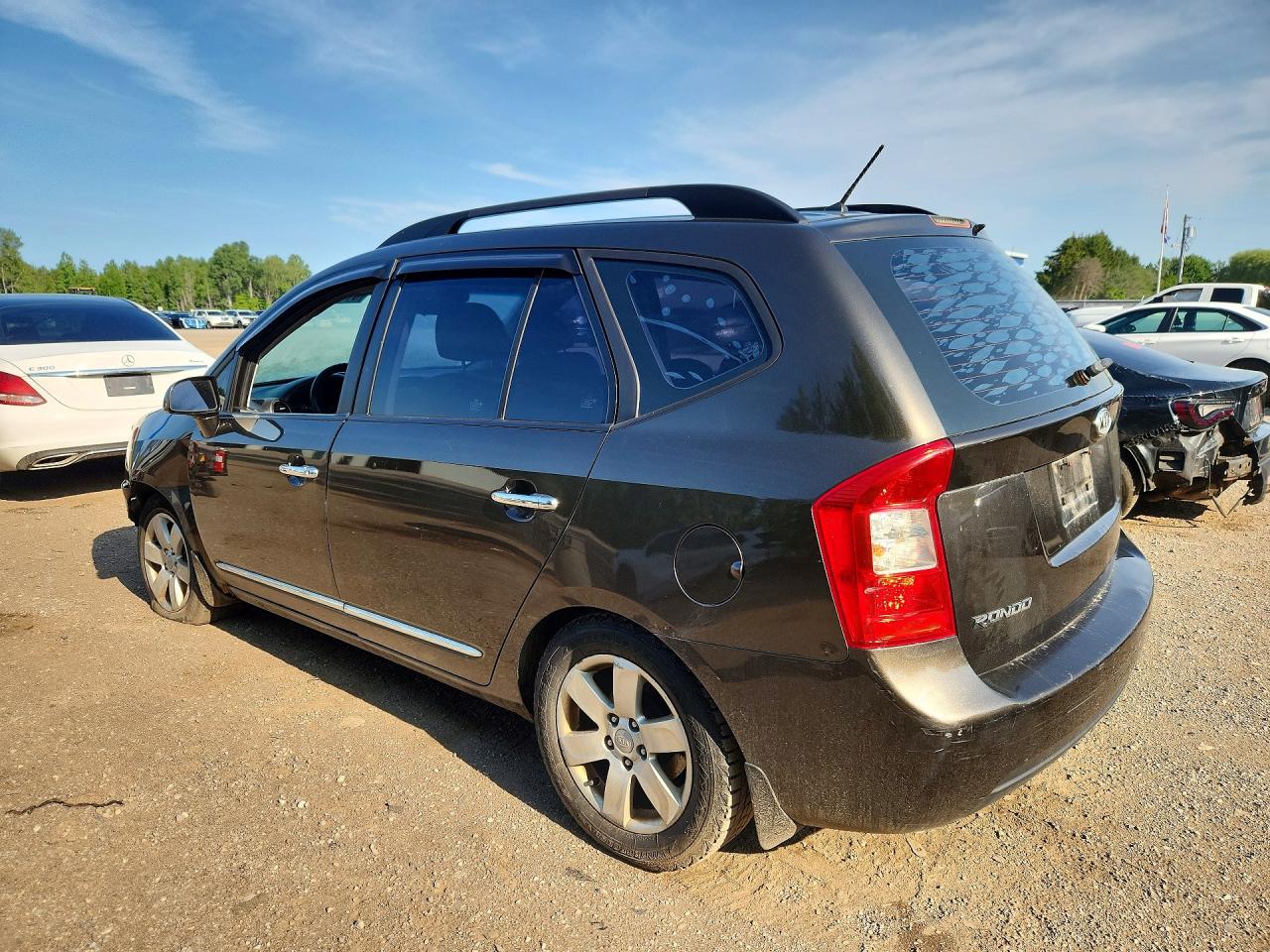 2009 Kia Rondo Base Brown vin: KNAFG528697294124