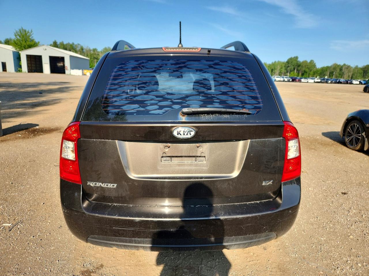 2009 Kia Rondo Base Brown vin: KNAFG528697294124