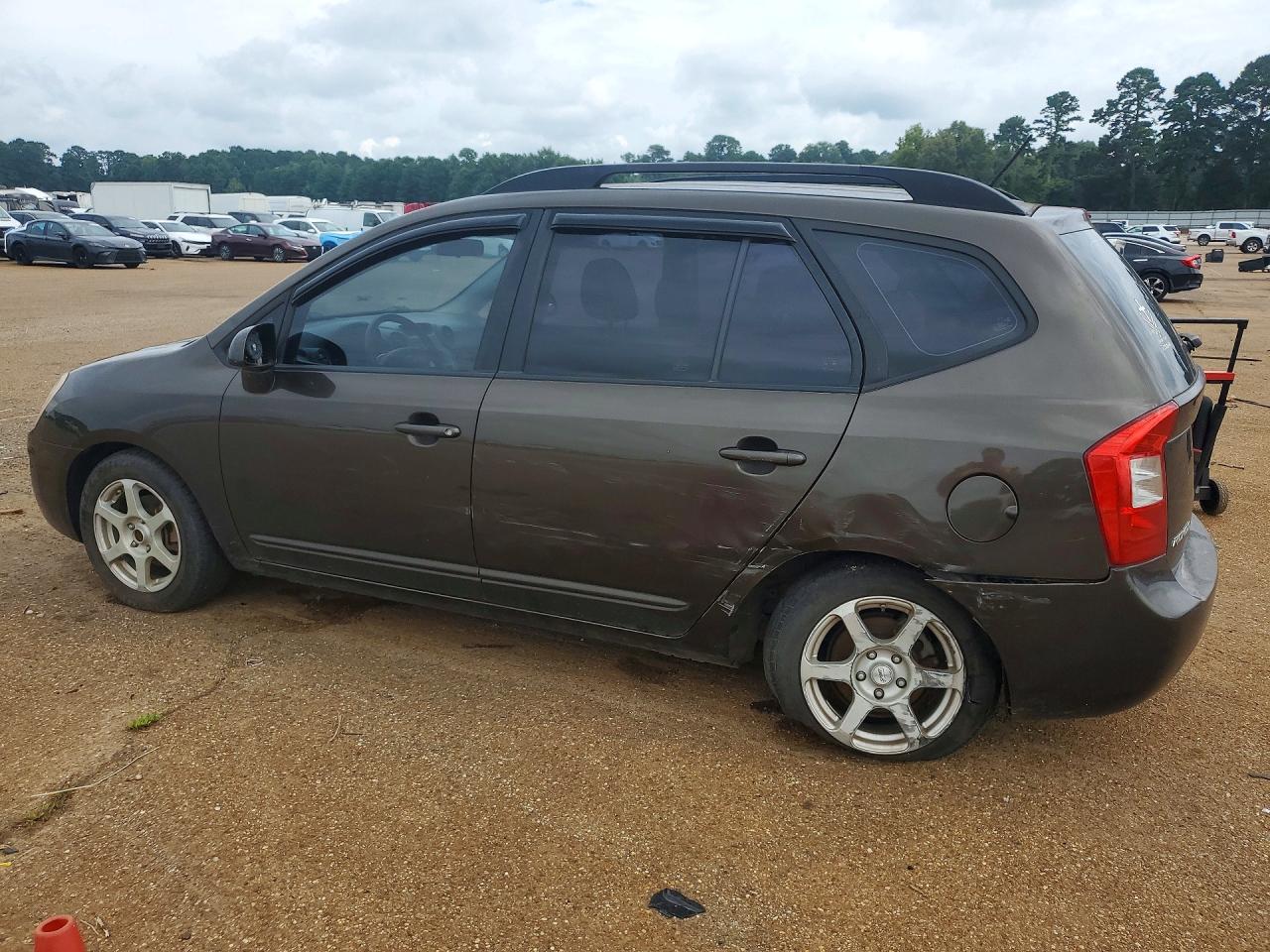 2009 Kia Rondo Base Коричневый vin: KNAFG528797266171