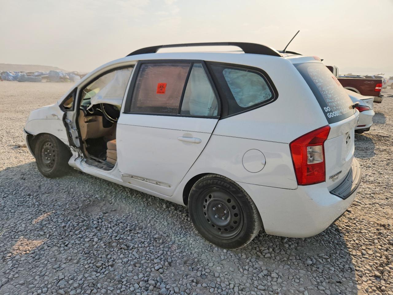 2009 Kia Rondo Base White vin: KNAFG529797279625