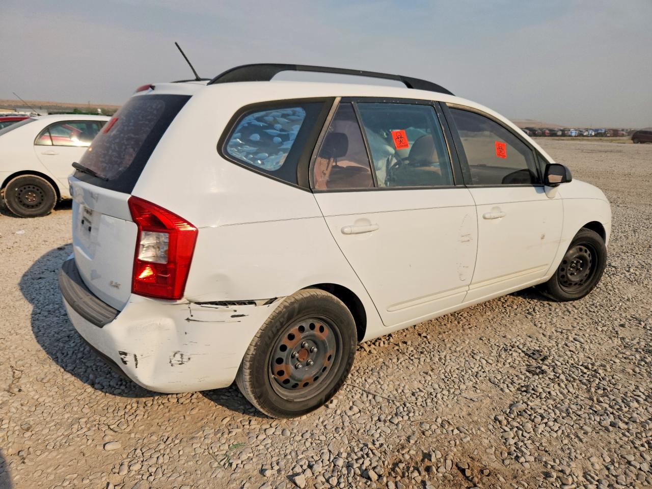 2009 Kia Rondo Base White vin: KNAFG529797279625