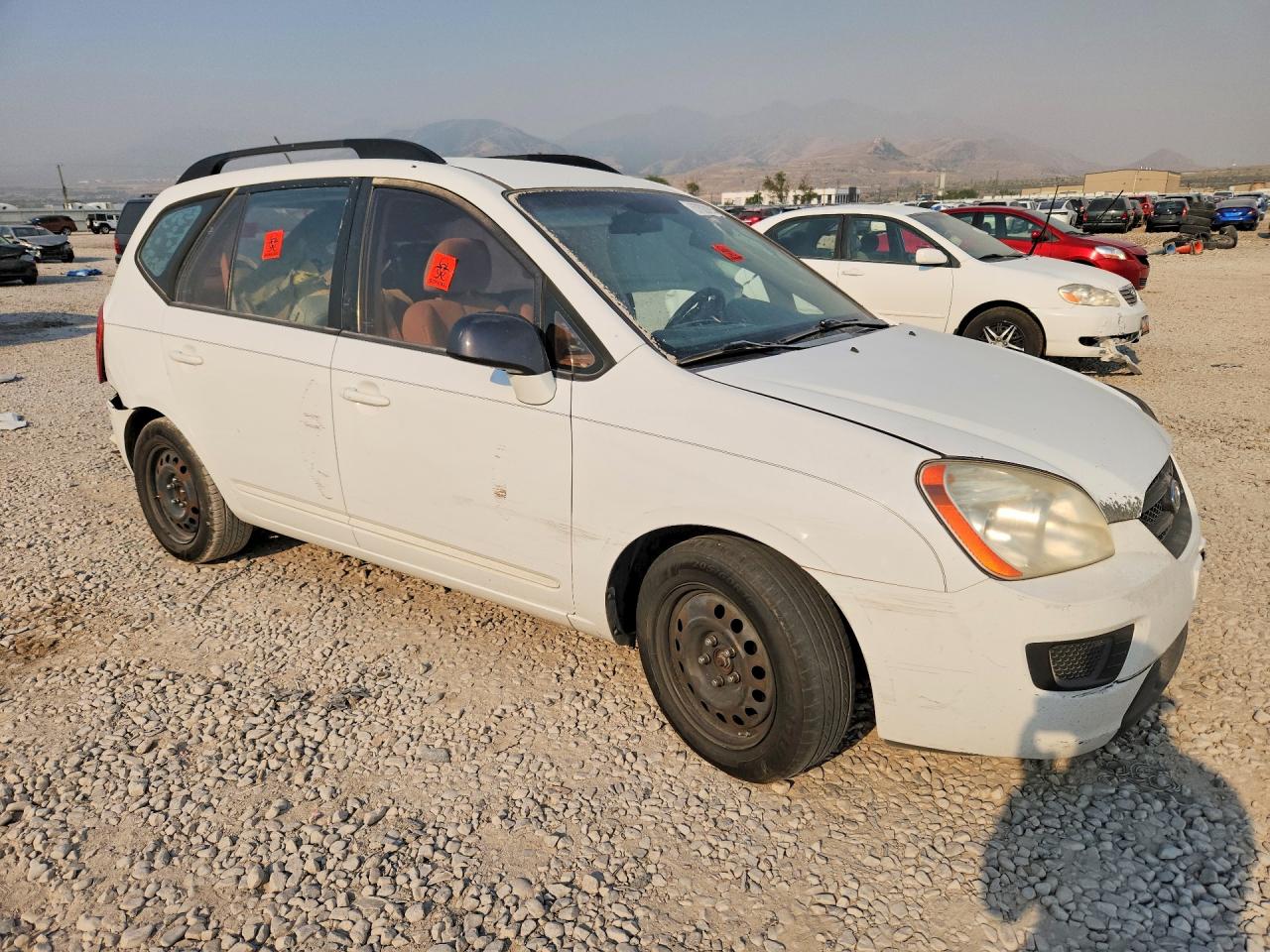 2009 Kia Rondo Base White vin: KNAFG529797279625