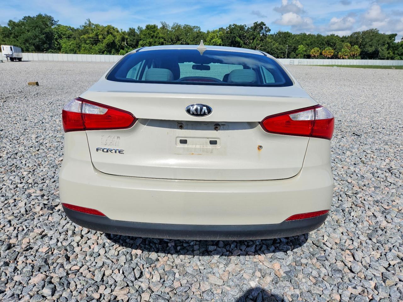 2015 Kia Forte Lx Cream vin: KNAFK4A62F5324347