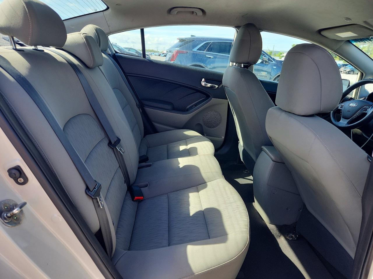 2015 Kia Forte Lx Cream vin: KNAFK4A62F5324347